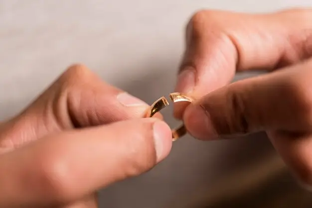 Free photo close-up hands holding broken ring